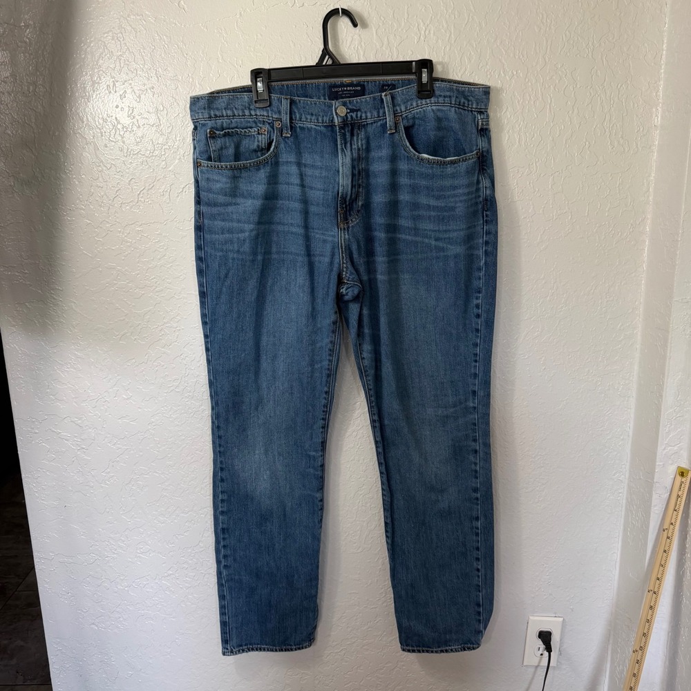Lucky Brand 221 Straight Leg Mens Blue Denim Jeans Size 38 x 32 Medium Wash Flaw